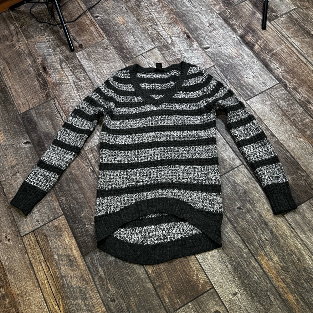 Sweater - Picture 6 of 6
